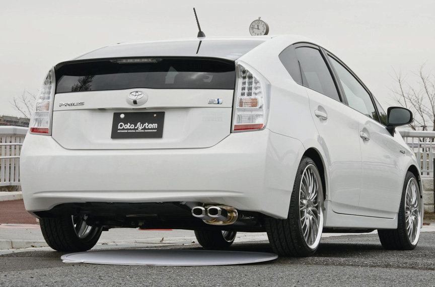 Basstar Euroを装着したプリウス（ZVW30）