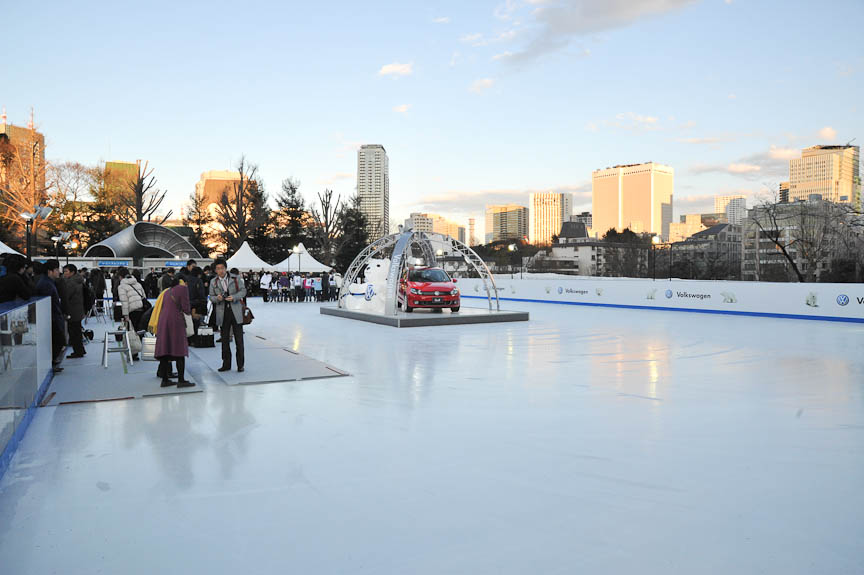 フォルクスワーゲン スケートリンクの広さは20×40m。夜にはライトアップが行われる