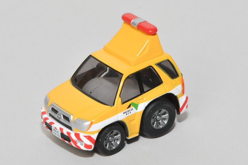 黄色のパトロールカーチョロQ