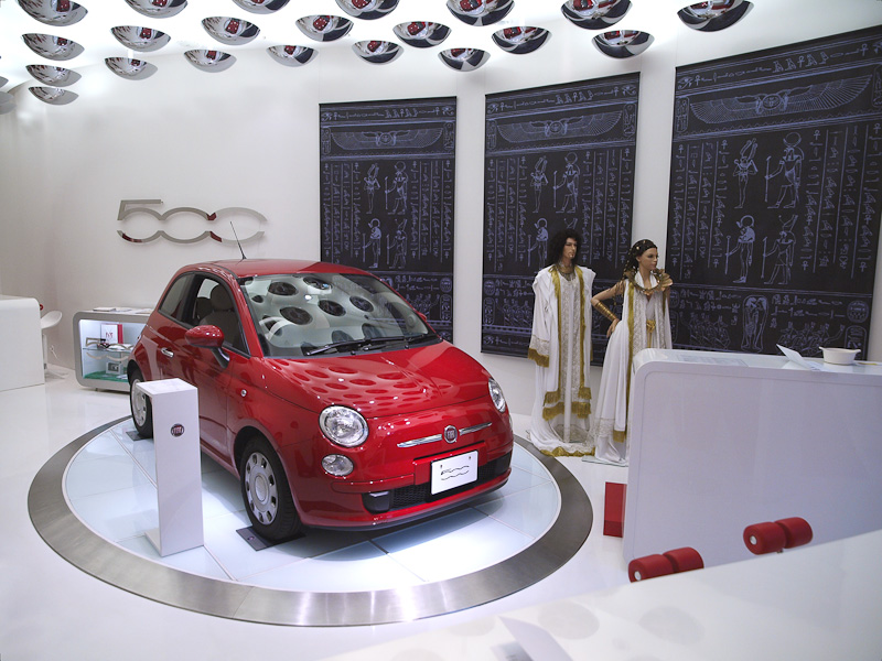 Amore at FIAT CAFFEでは、Hiroko Arai氏によるスペシャルコスチュームや、Shohei Takahashi氏によるスペシャルドローイングを見ることができる