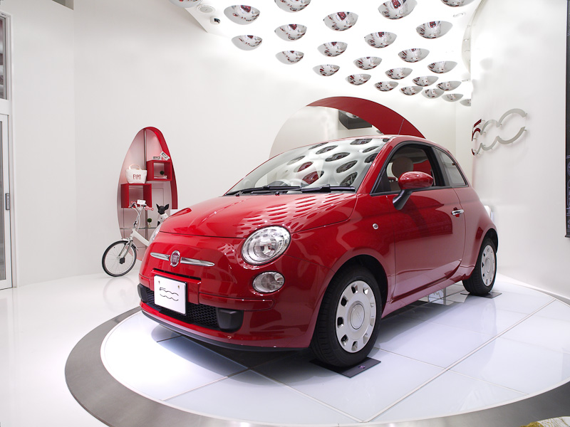 Amore at FIAT CAFFEでは、Hiroko Arai氏によるスペシャルコスチュームや、Shohei Takahashi氏によるスペシャルドローイングを見ることができる