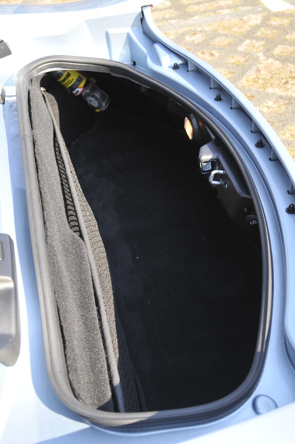 前後長はわずかだが、トランクスペースがある