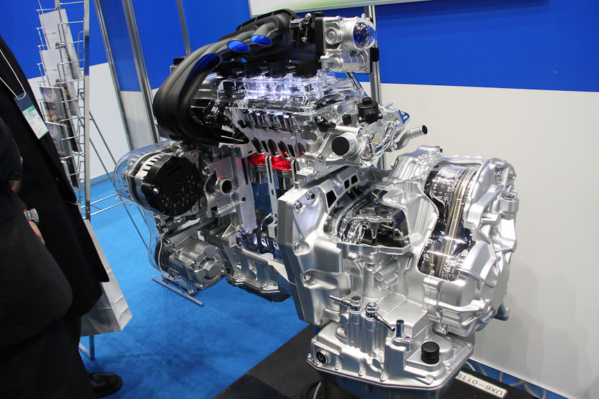 資源エネルギー庁のブースでは省エネ大賞を受賞した日産の「ECOモード機能＋ナビ協調変速機能」の技術説明などが行われていた