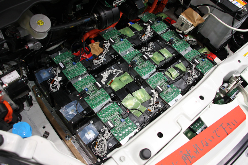 エンジンルームにはバッテリーが搭載される