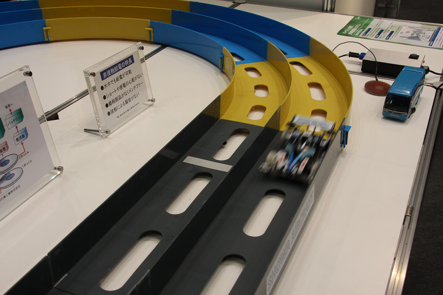 コースにコイルを仕込むことで、電池がなくても走り続けるミニ四駆。将来的に道路にコイルを仕込むことで、走りながらの充電できるようにする