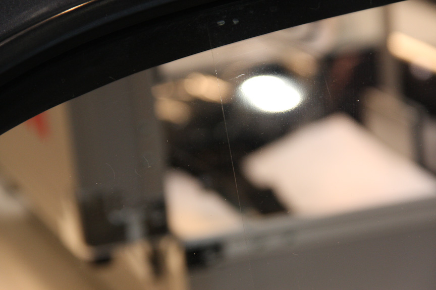 真ん中の線より右側がフィルムを貼ったところ。透明度の高さが分かる