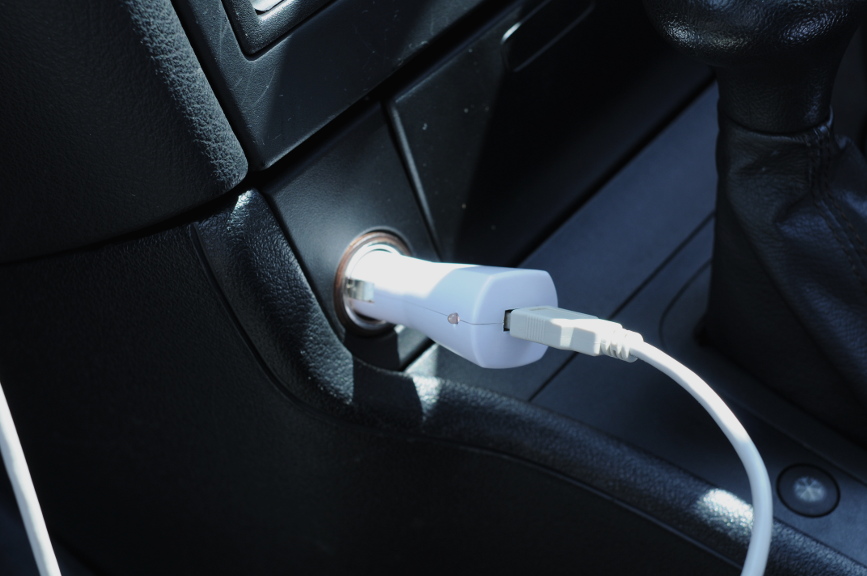 シガライターのUSB電源アダプターにUSB延長ケーブルを組み合わせて設置すると電源の心配がなくなる