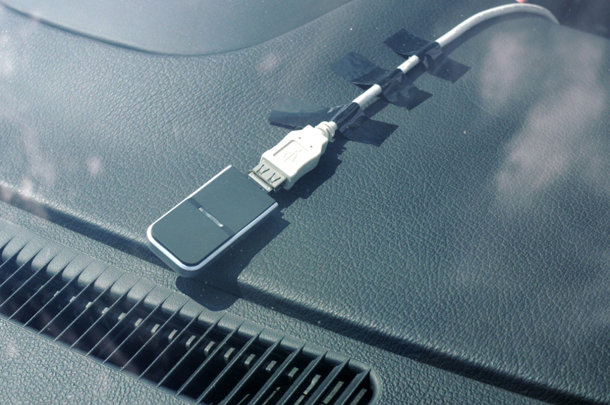 USB延長ケーブルをテープでダッシュボードに止め、その先にGPSを取り付ける