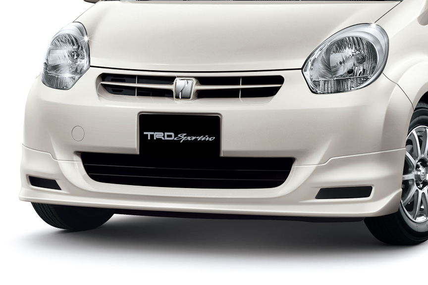 「フロントスポイラー」。材質はPPEで＋Hanaシリーズを除く全車に適合。塗装済みは4万8300円、素地（サフェーサー仕上げ）は4万5150円。装着時はボディーの穴あけ加工が必要。6月発売予定