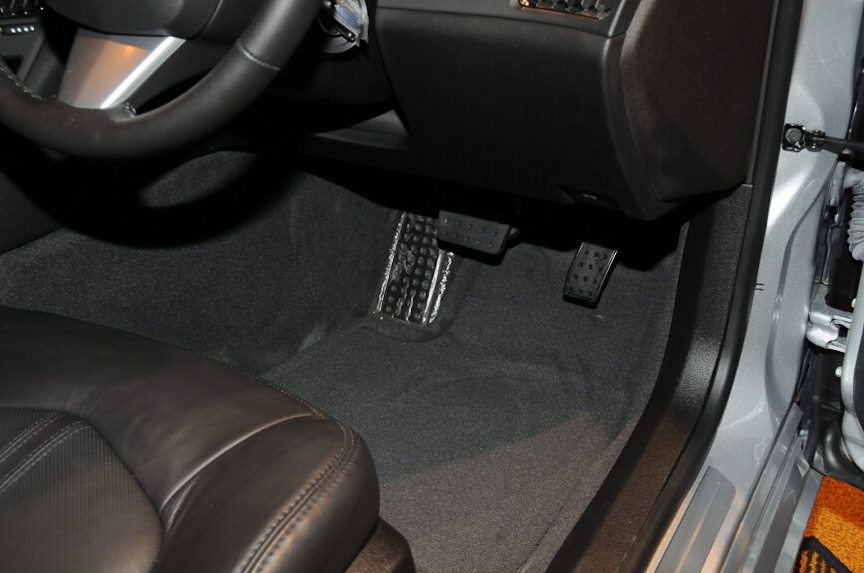 右ハンドル化でも広い足下を実現している