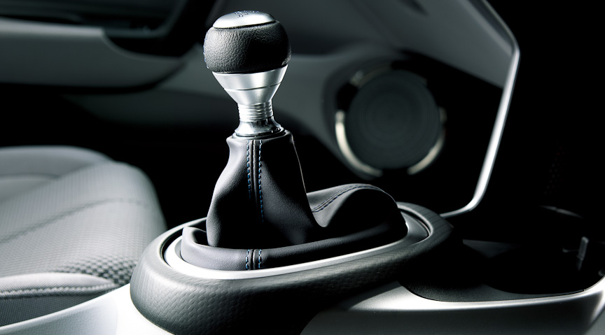 本革巻きアルミ製の6速MT用スポーツシフトノブ（1万5750円）。シフトゲート周辺のカーボン模様はインテリアパネルによるもの