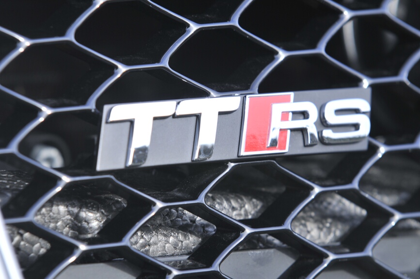 ハニカム形状のフロントグリルにはTT RSのバッヂが取り付けられる