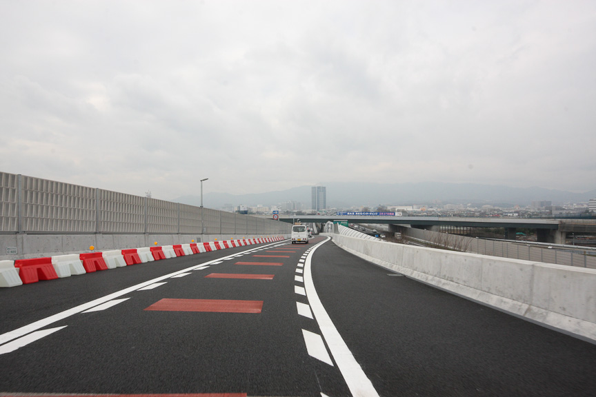カーブが終わると道が2車線に変わる