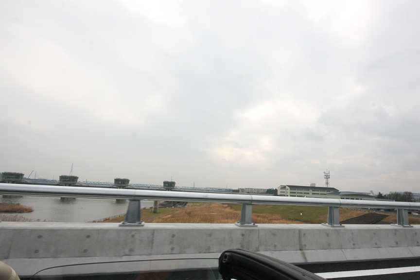 左手を見ると、ここが相模川の上だということがわかる