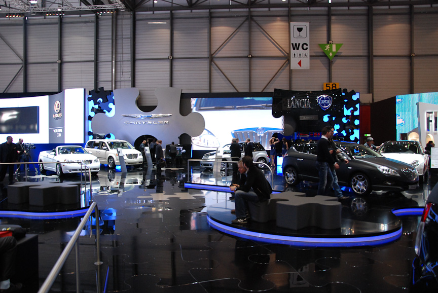 クライスラーとランチアをパズルのピースにした共同ブース