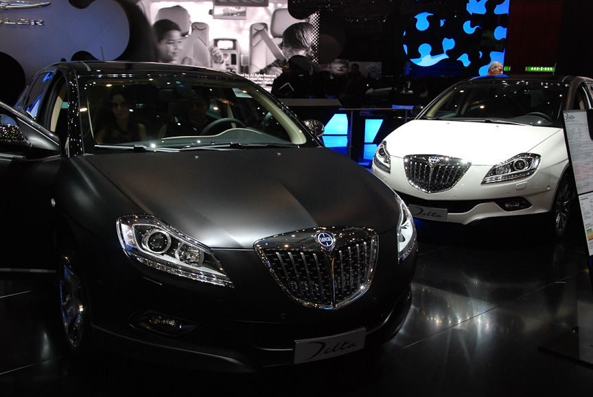 中央のクライスラー300Cはクリスティーナ・アギレラのサイン入り。オークションにかけて、売り上げを福祉に活用する。このところのランチアがすなる社会派キャンペーンを、クライスラーもしてみむなり