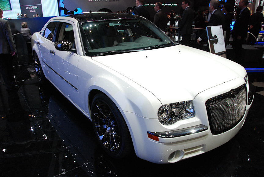 中央のクライスラー300Cはクリスティーナ・アギレラのサイン入り。オークションにかけて、売り上げを福祉に活用する。このところのランチアがすなる社会派キャンペーンを、クライスラーもしてみむなり