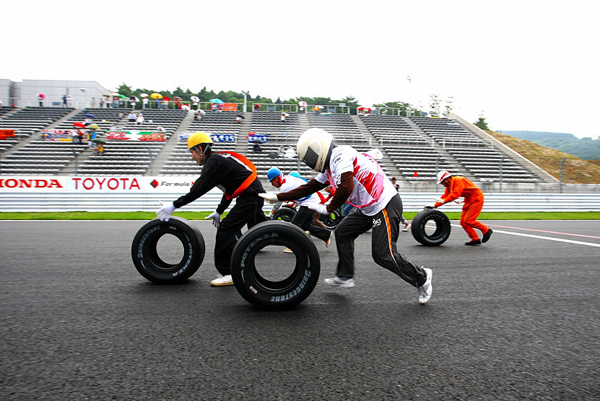 F1タイヤを転がしてタイムを競う「第2回 SUPERタイヤ転がしGP日本一決定戦」