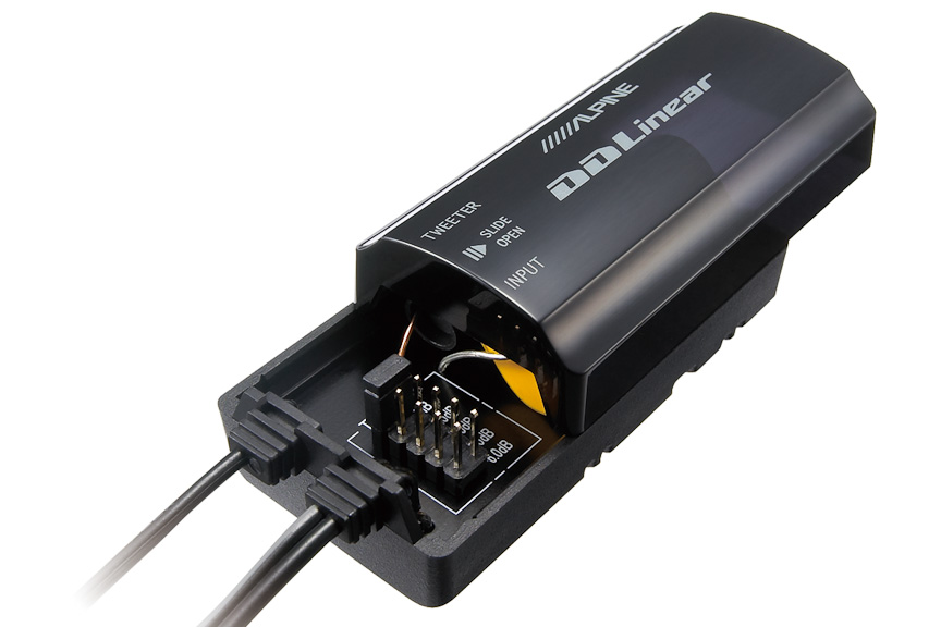 周波数帯域を分割するネットワーク部。左がセパレートタイプ用で、右がコアキシャルタイプ用。手前に5段階の高域レベル調整を行うジャンパーピンがある。セパレートタイプ用のみ、奥に位相切り替えのジャンパーピンを持つ