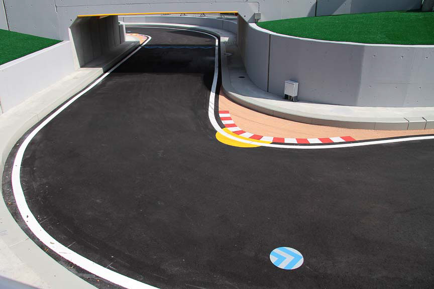 ヘアピンは直角コーナー。イン側にはトラップ、アウト側にはポイント加算と思われる印がある