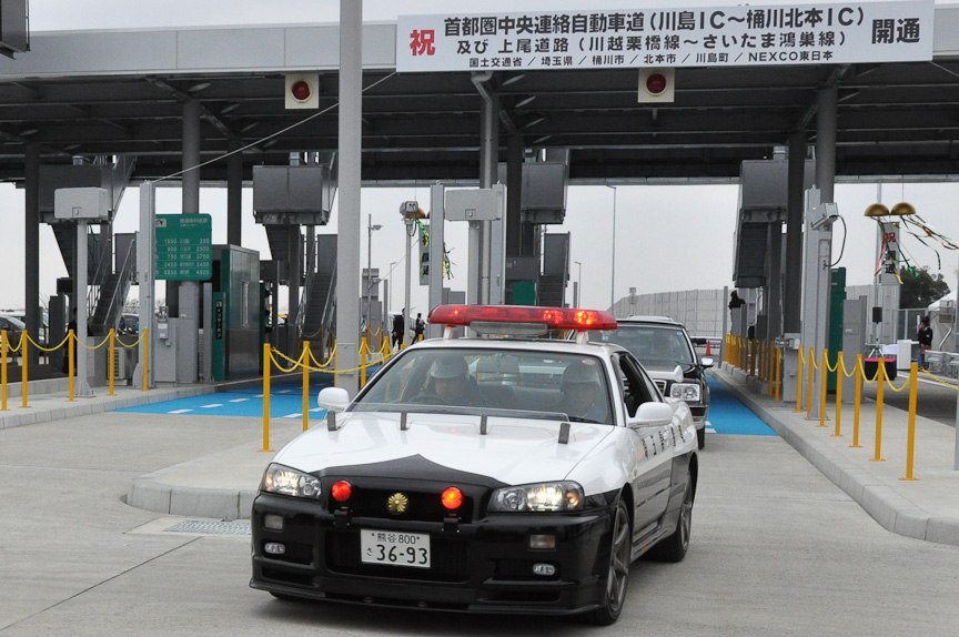 白バイに続くのは、埼玉県警のパトカー 日産「スカイライン GT-R」。パトカーの後ろに県知事を乗せた自動車が続く