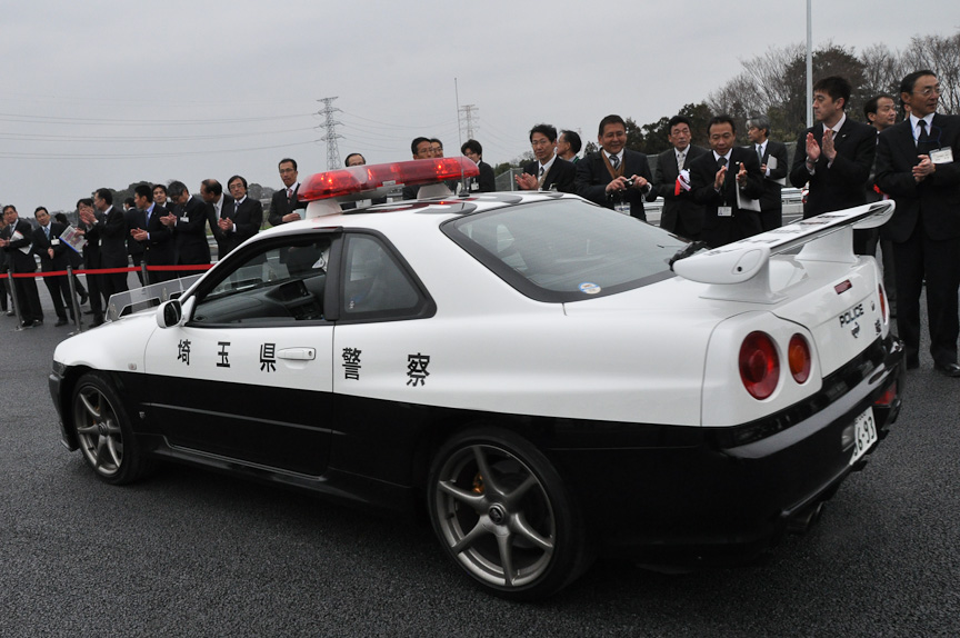 白バイに続くのは、埼玉県警のパトカー 日産「スカイライン GT-R」。パトカーの後ろに県知事を乗せた自動車が続く
