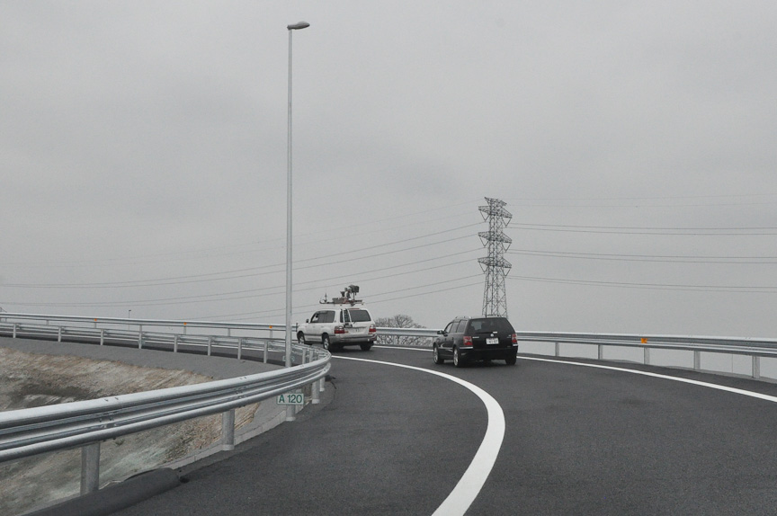 インターからの導入路を上っていく