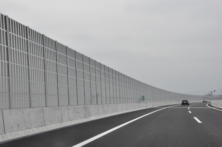 多くの部分に防音壁が設置されている