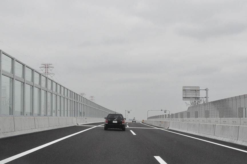 川島ICから桶川北本ICへと圏央道を東に向かう。防音壁が続く2車線道路