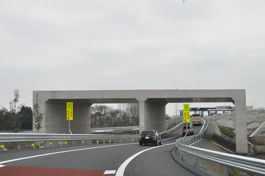 桶川北本IC直前。写真の橋脚は圏央道延伸の際に使われる。写真左が東北道方面