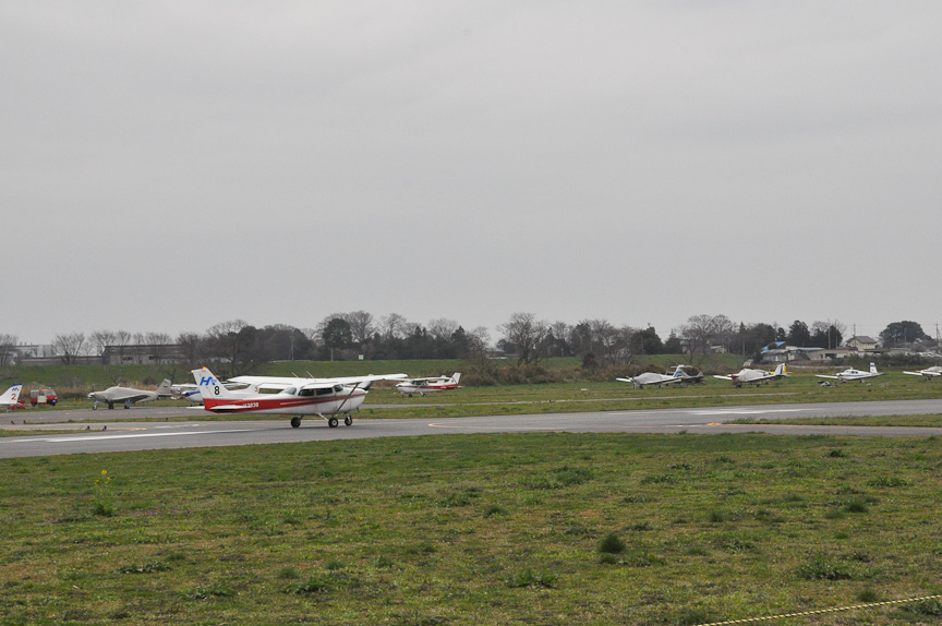桶川北本IC近辺には本田技研工業関連の施設がある。写真はホンダの所有する飛行場「ホンダエアポート」。軽飛行機やパラグライダーなどで、空を楽しむ人が多く訪れる。セスナによる夜間遊覧飛行も受け付けている