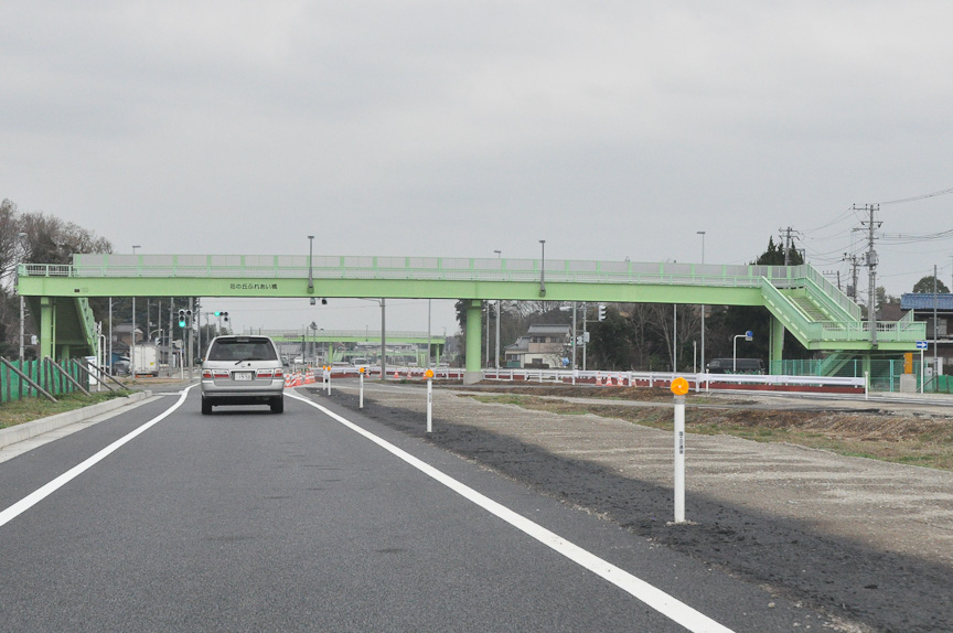 先ほどの写真もそうだが、片側1車線でありながら、片側3車線分の用地が確保されているのが分かる。将来的には計6車線の幹線道路となるのだろう