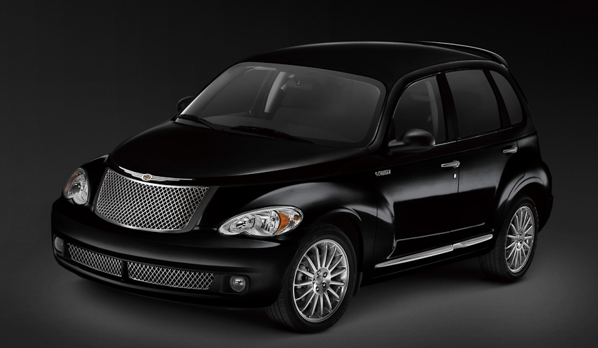 クロームフロントグリルメッシュ、リアスポイラーが目を引くエクステリア