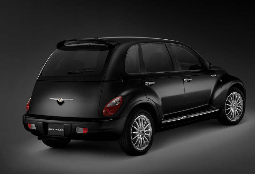 クロームフロントグリルメッシュ、リアスポイラーが目を引くエクステリア