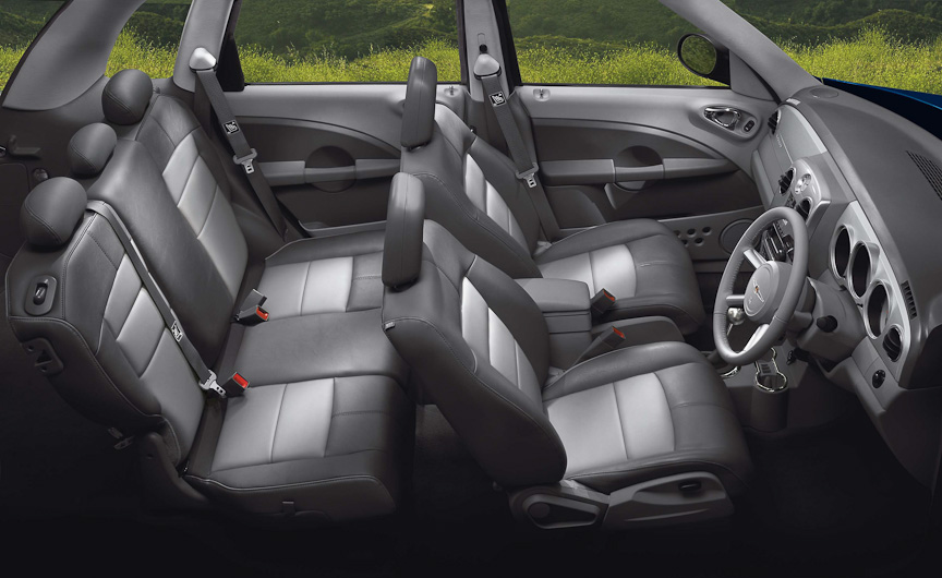 インテリアカラーはパステルスレートグレー。レザーシートを標準装備するほか、リアシートを65：35分割可倒式にするなど、使い勝手にも優れる