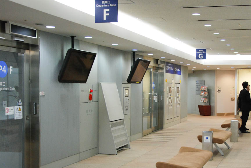 そこは機械式駐車場の待合室だった