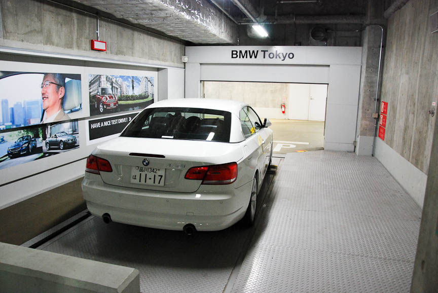 バースに運ばれてきたクルマ。走行距離2万4300km、検2年付、2年間走行距離無制限保証で550万2000円の335iカブリオレ