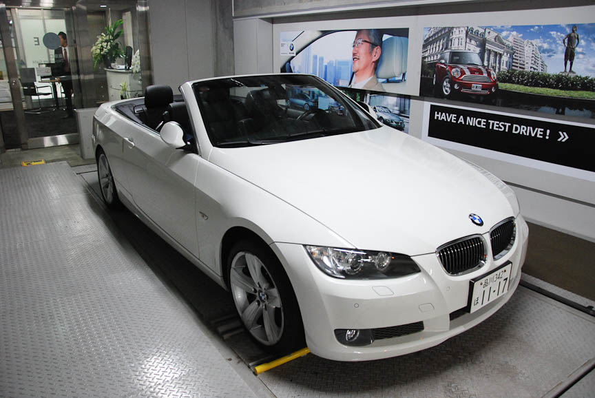 バースに運ばれてきたクルマ。走行距離2万4300km、検2年付、2年間走行距離無制限保証で550万2000円の335iカブリオレ