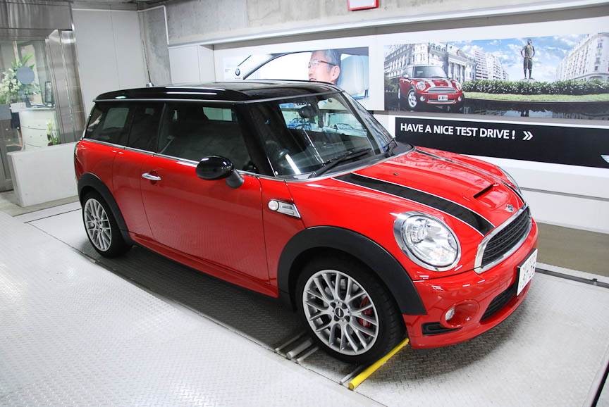 MINIもちゃんと在庫されている。走行たったの1400kmのジョン・クーパー・ワークス クラブマン