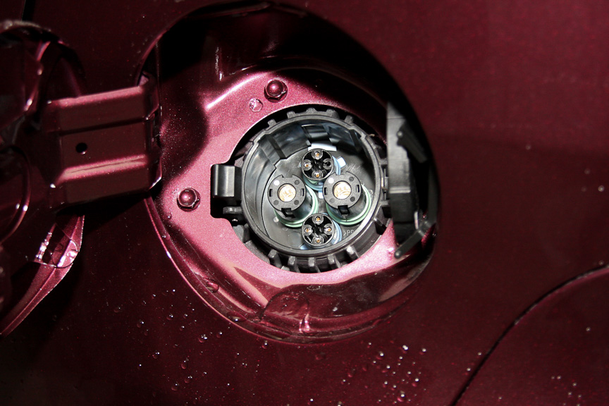 ボディー左側にある急速充電リッド。約30分で80％の充電が可能