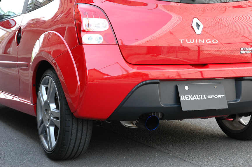 トゥインゴ ルノー・スポール専用 ステンレスマフラー。マフラーカッター部には専用開発の証である“Develope pour R.S. par FUJITUBO”のロゴが入る