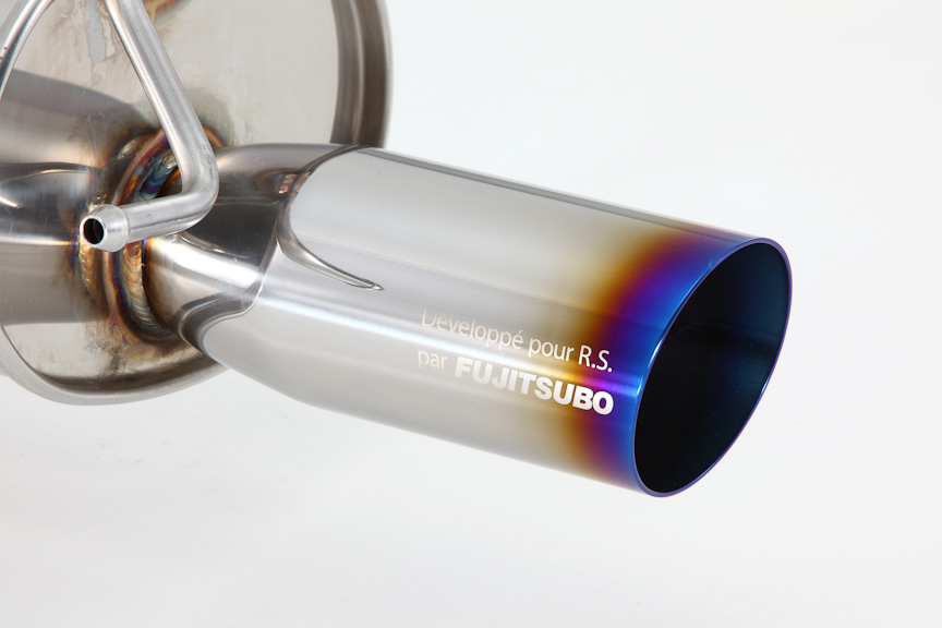 トゥインゴ ルノー・スポール専用 ステンレスマフラー。マフラーカッター部には専用開発の証である“Develope pour R.S. par FUJITUBO”のロゴが入る