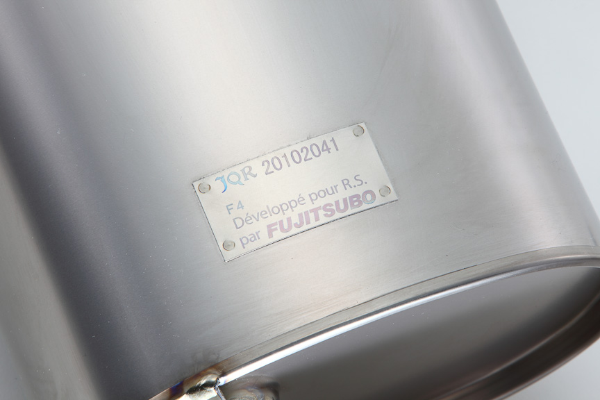 ルーテシア ルノー・スポール専用 超軽量フルチタンマフラー。サイレンサー部にはシリアルプレートがつく