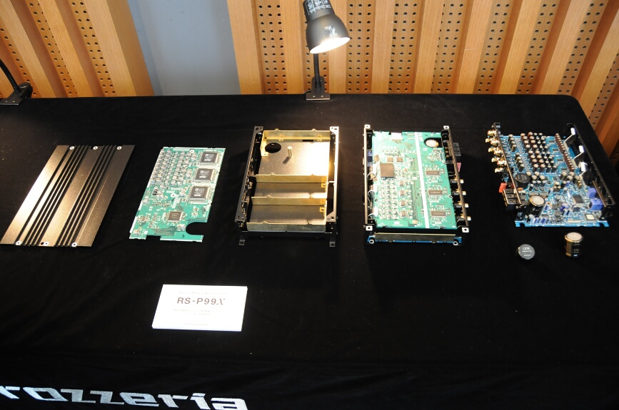 「RS-P99X」の内部。振動を排したアルミ押出シャーシと小型化された4層基板