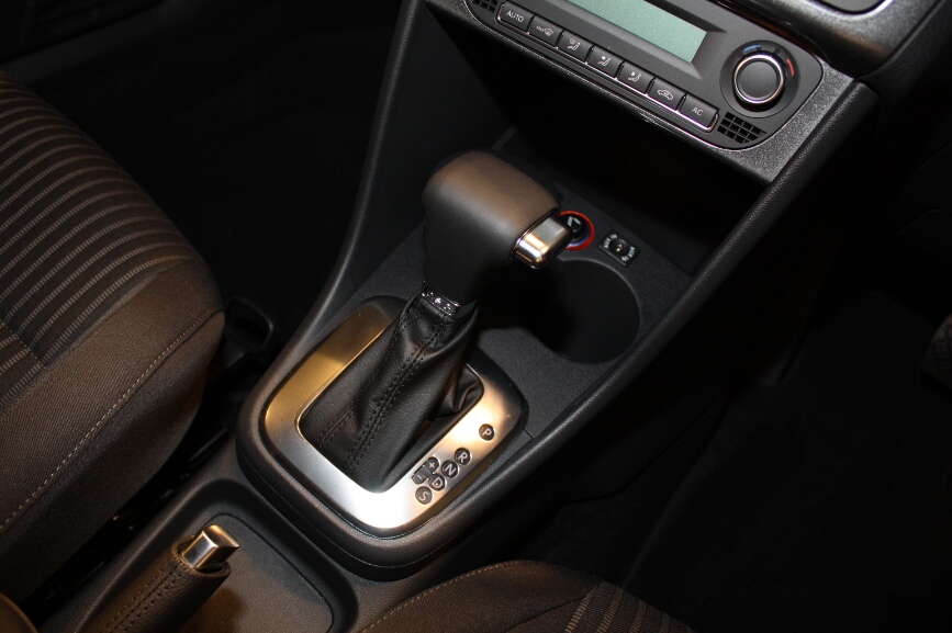 7速DSGのシフトレバーの根元にもシルバーでDSGと書かれた飾りが入る