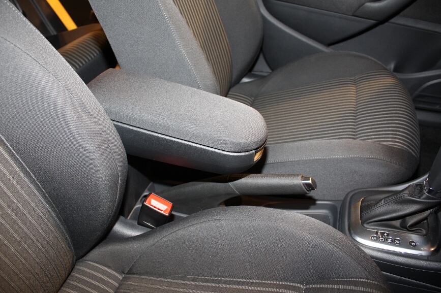 小物入れ付きのアームレストもTSIハイライン専用装備