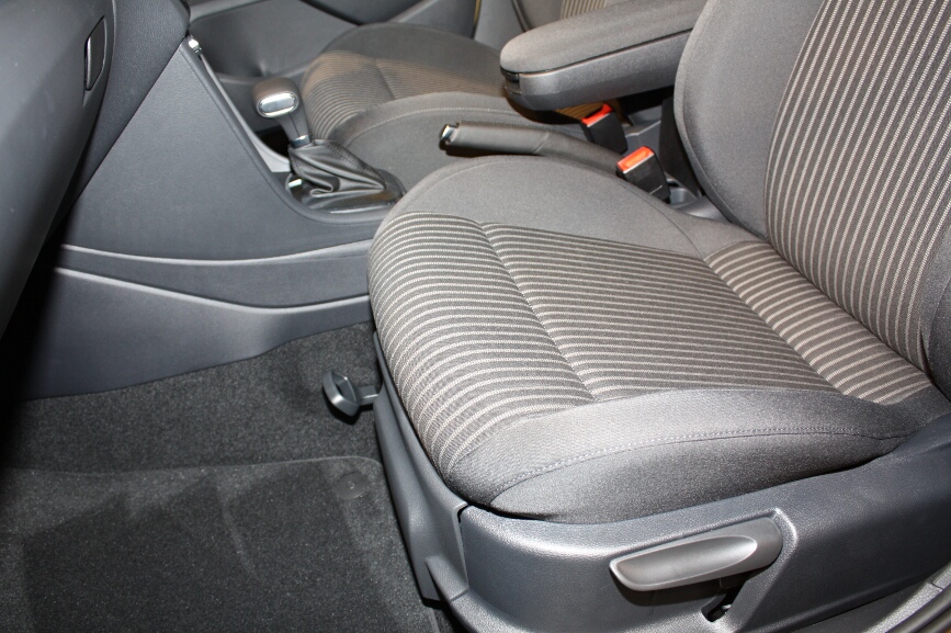 1.4コンフォートラインにはあった、助手席下のシートアンダートレーがなくなった