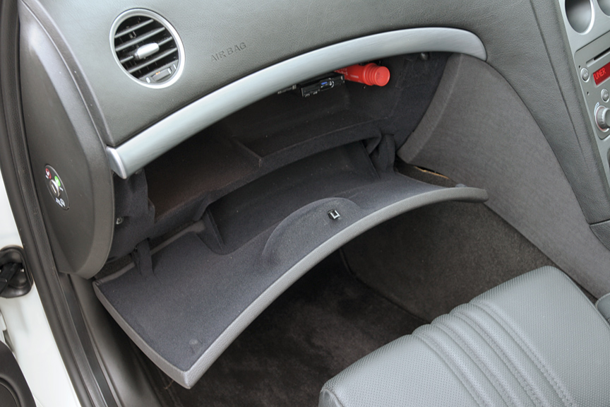 助手席側のグローブボックス。ETC車載器もここに装備されていた