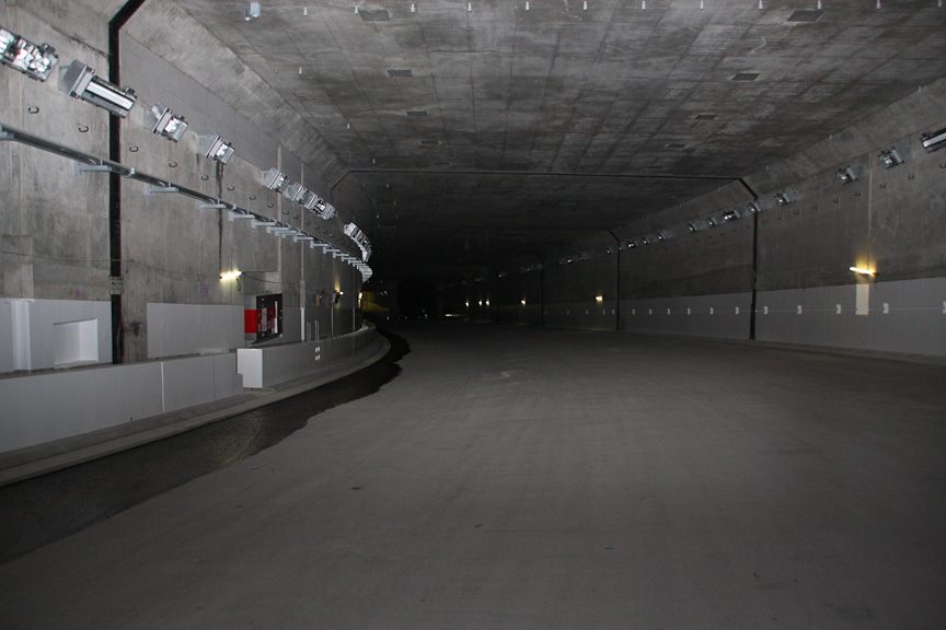 大師JCTから大師トンネルに入る。開通した際のクルマの進行方向も同じだ