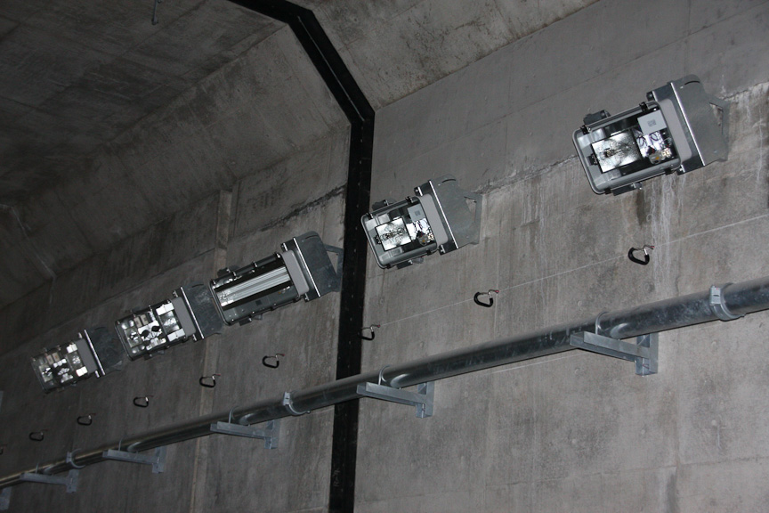 真ん中の蛍光灯の両側にあるのがメタルハライドランプ。入口に近いほど数が多い